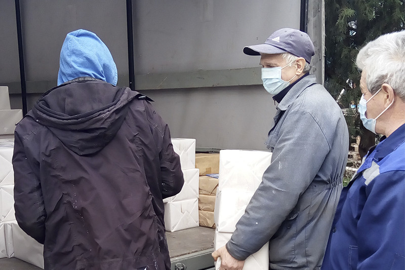 Разгрузка подаренных книг