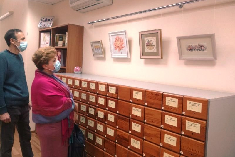 Знакомство с выставкой Марины Николаевой «Чарующий мир женщины…»