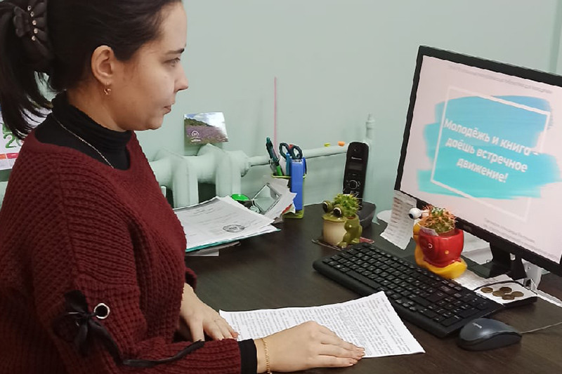 Заведующая методическим отделом Республиканской крымскотатарской библиотеки им. И. Гаспринского Эльнара Курталиева и ведущий методист Республиканской крымскотатарской библиотеки им. И. Гаспринского Гульнара Шосаидова