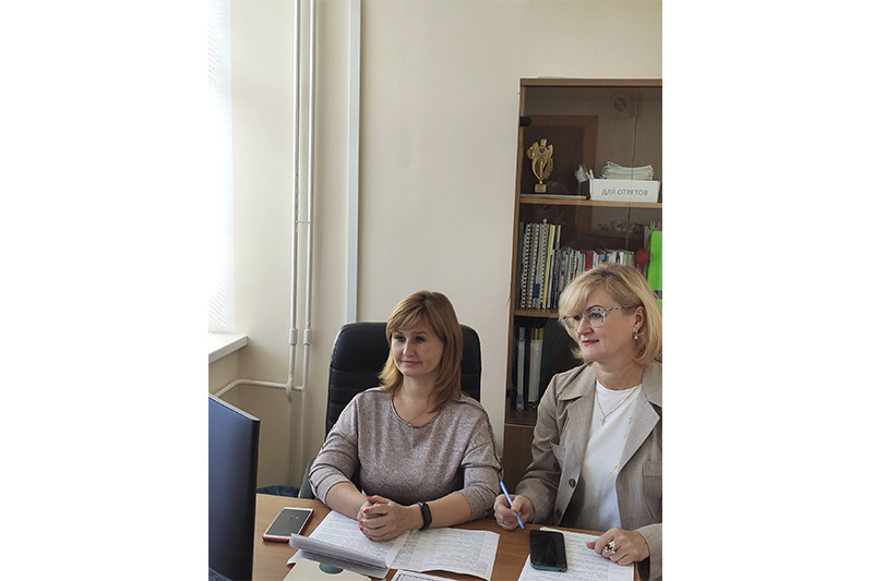 Учёный секретарь библиотеки Жанна Поляновская и заведующая научно-методическим отделом Ольга Колупаева