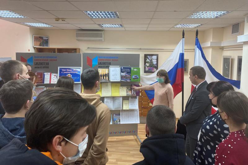 Знакомство с книжно-иллюстративной выставкой «Как Крым шел к референдуму»