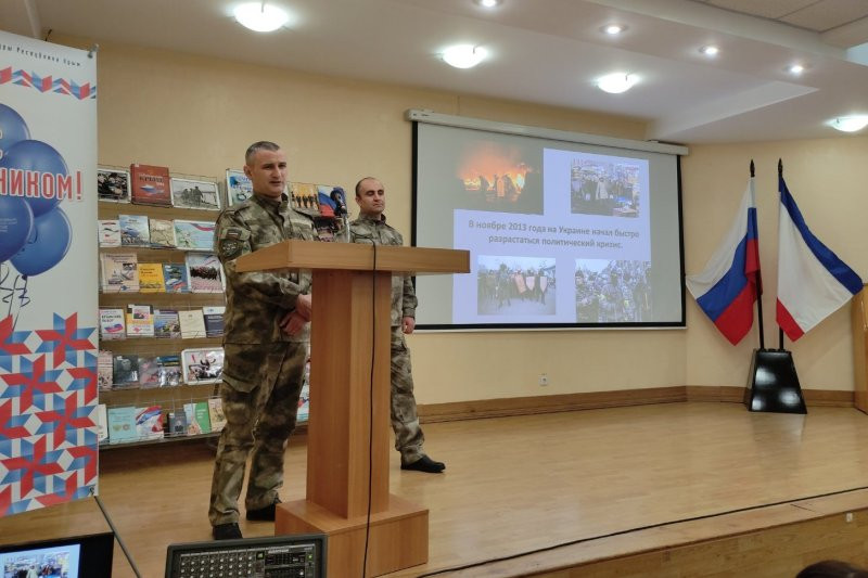 Заместитель начальника отдела Полка Народного ополчения Республики Крым Сергей Шувалов и Карапет Шахназарян